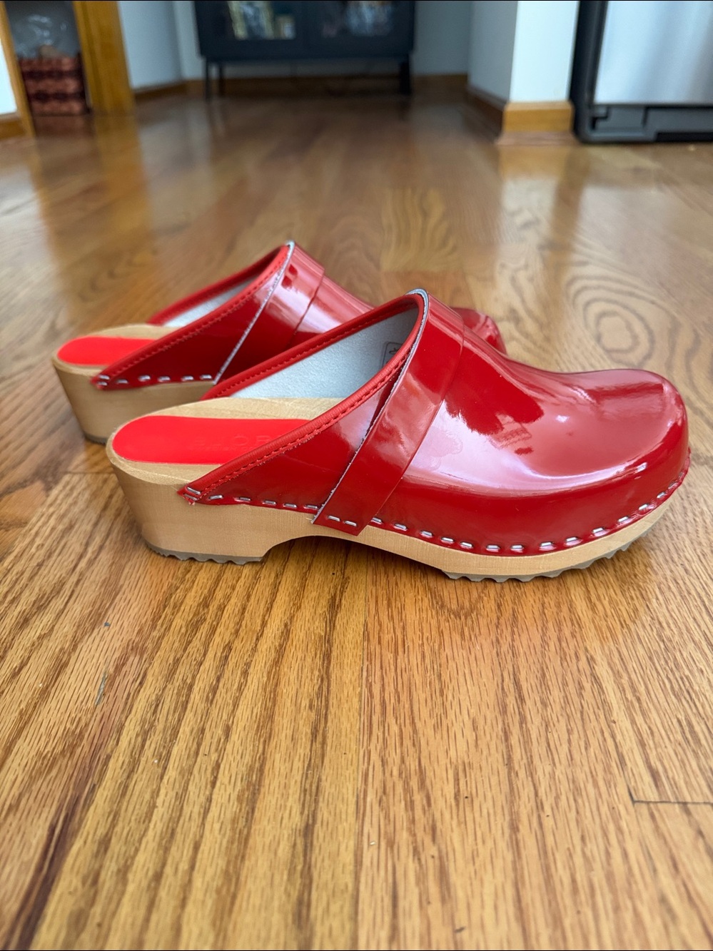 Women’s Red Patent Leather Mule Clogs - Picture 2 of 6